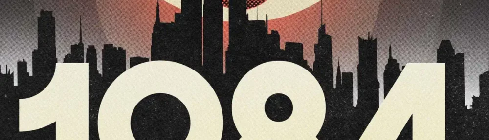 Une silhouette de ville sombre, derrière elle un œil stylisé 1984 écrit au premier plan en gros George Orwell écrit en dessous © Michael Sallit, Radio France